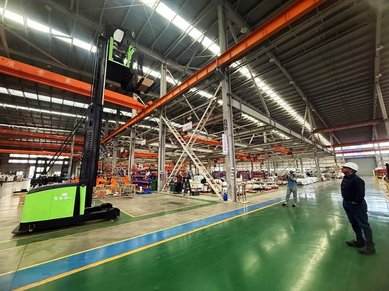 El auge de las carretillas elevadoras eléctricas VNA: revolucionando la eficiencia del almacén