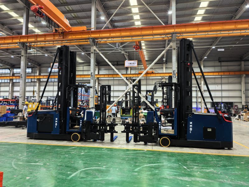 5 beneficios clave de las carretillas elevadoras VNA con operador a bordo en almacenes modernos