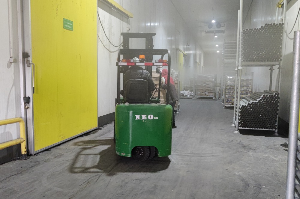 Application of electric 3 wheel counterbalance forklift with narrow body